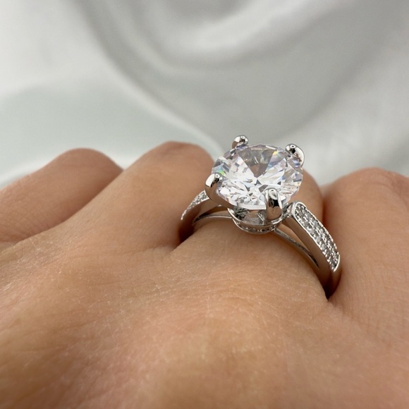 The Unbranded Brand Jewelry - Wedding Engagement Silver Color Ring with Clear Stone